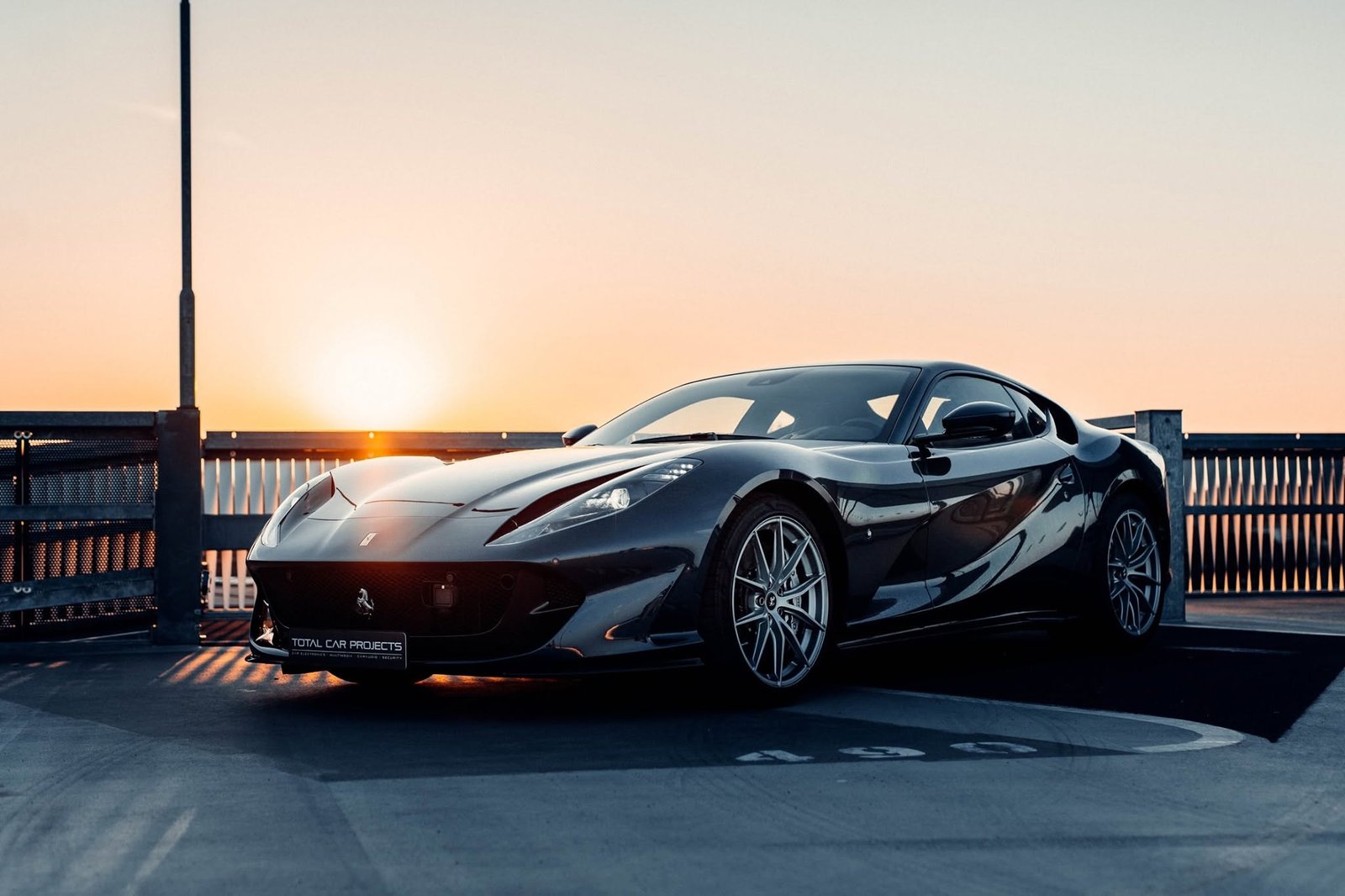 Ferrari 812 bij zonsondergang