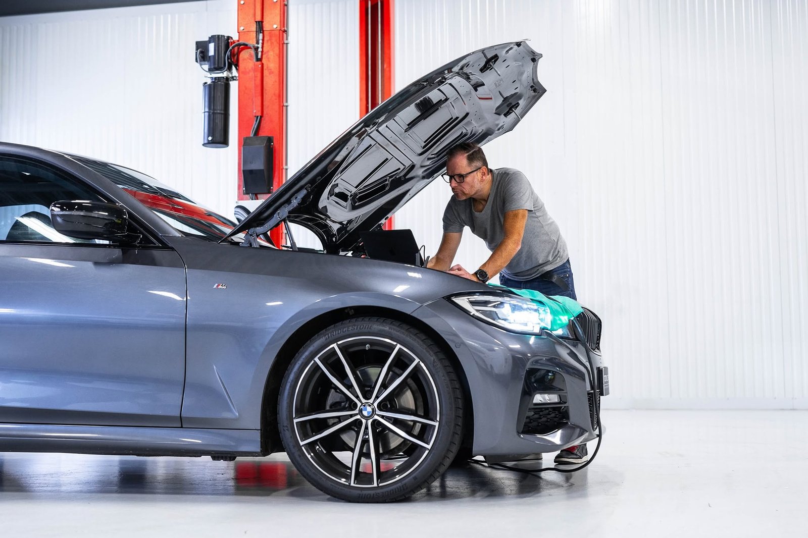 Monteur aan het werk aan een BMW